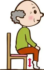 椅子に座ってかかと上げ体操を行っている高齢男性のイラストです。