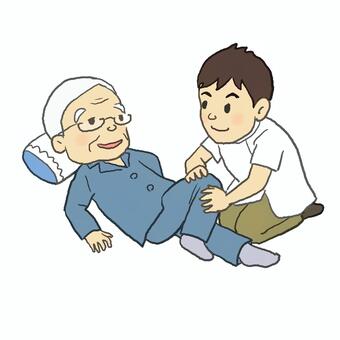 訪問マッサージを受けている高齢男性のイラストです。