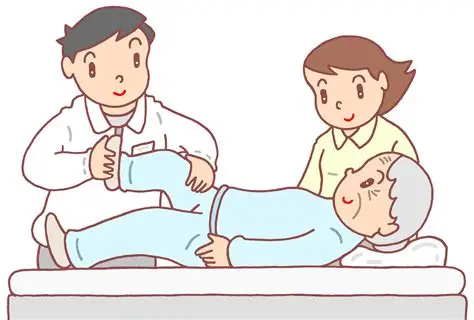 訪問マッサージをベットで受けている高齢女性のイラストです。