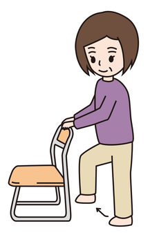 椅子の背もたれにつかまり、立って足踏み運動をしている高齢女性のイラストです。