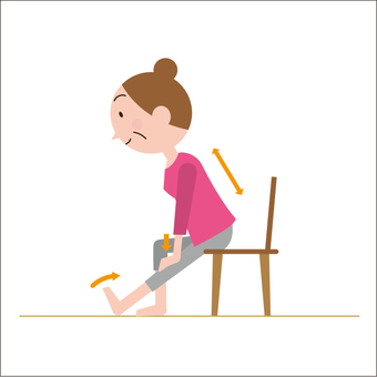 椅子に座って、ふくらはぎを伸ばしている高齢女性のイラストです。

