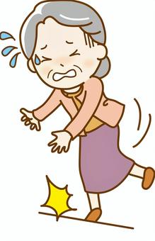 段差につまずいて転倒しそうな高齢女性のイラストです。