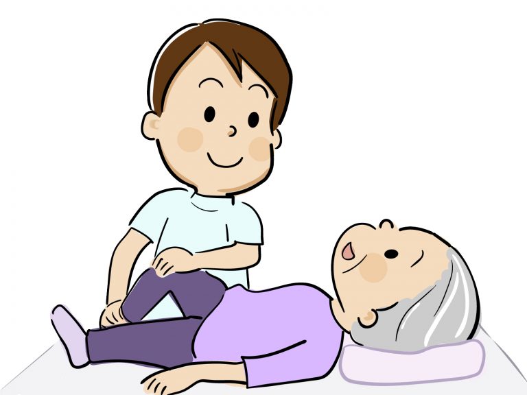 訪問マッサージの施術を受けている高齢女性のイラストです。