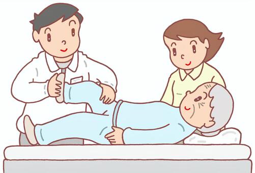 ご自宅で訪問マッサージを受けている高齢女性のイラストです。
ご家族も見守っています。