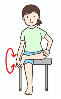 椅子に座り片足を持ち上げて足首を回しているイラストです。