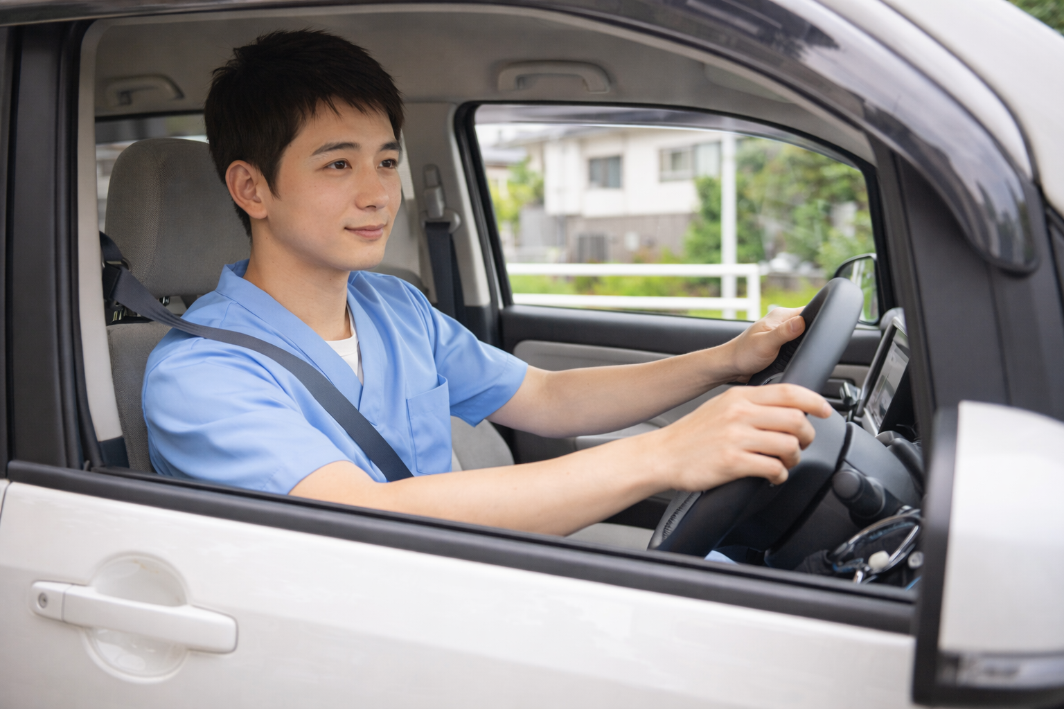 池田町エリアで医療保険対応の訪問マッサージを行うため車で移動しているイメージ