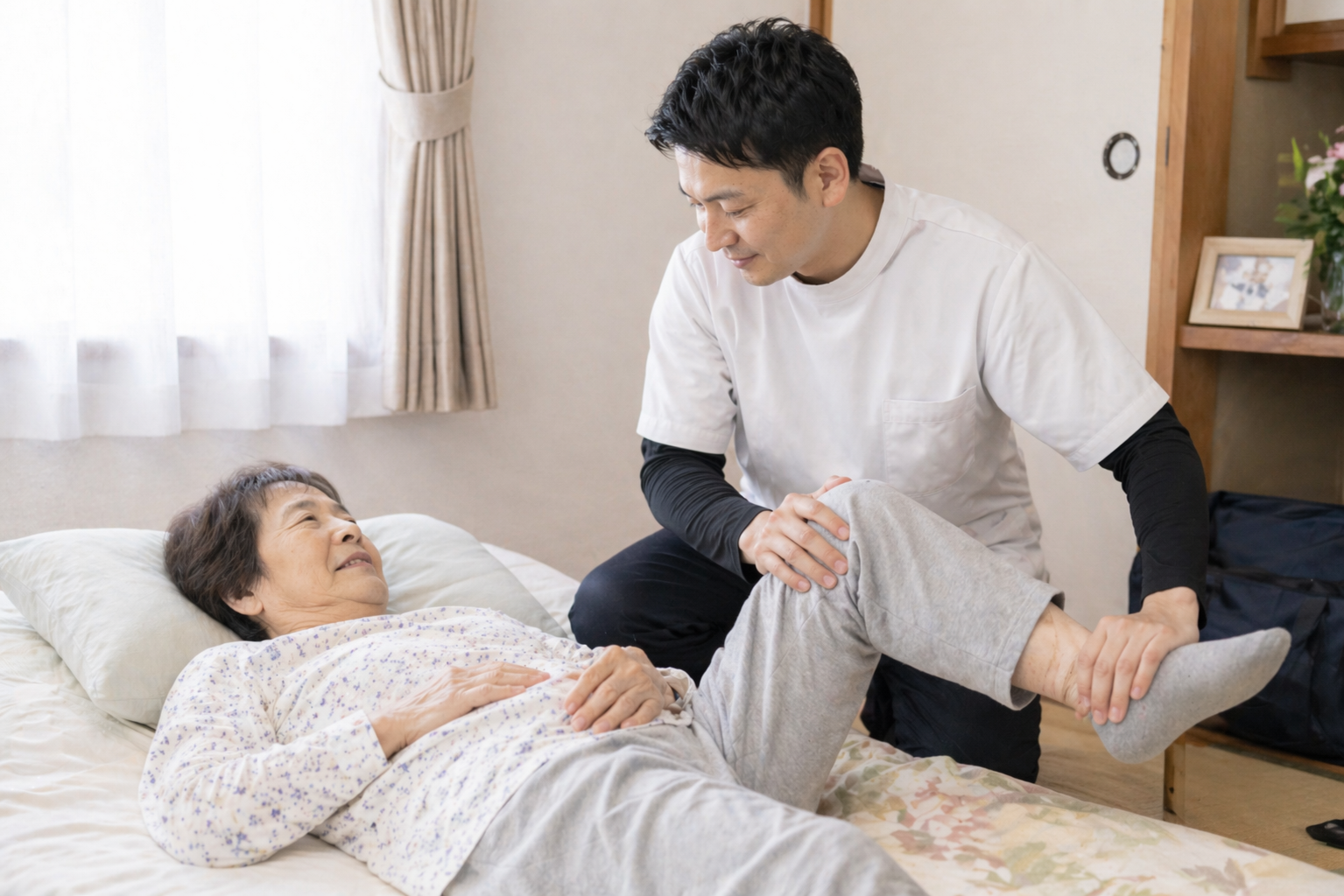 外出が難しい方に訪問マッサージを行う施術者のイメージ