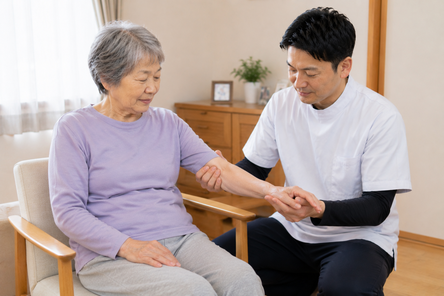 付き添い負担が大きい方に訪問マッサージ施術を行うイメージ