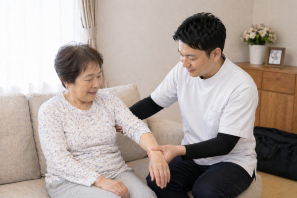 立ち上がるのが大変になってきた方に訪問マッサージを行う施術者のイメージ