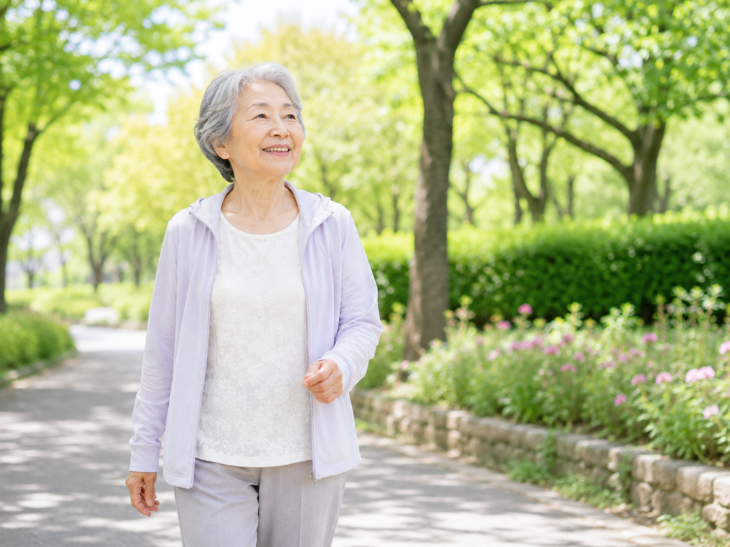 高齢者が歩く力を保つために無理なく散歩をしている様子