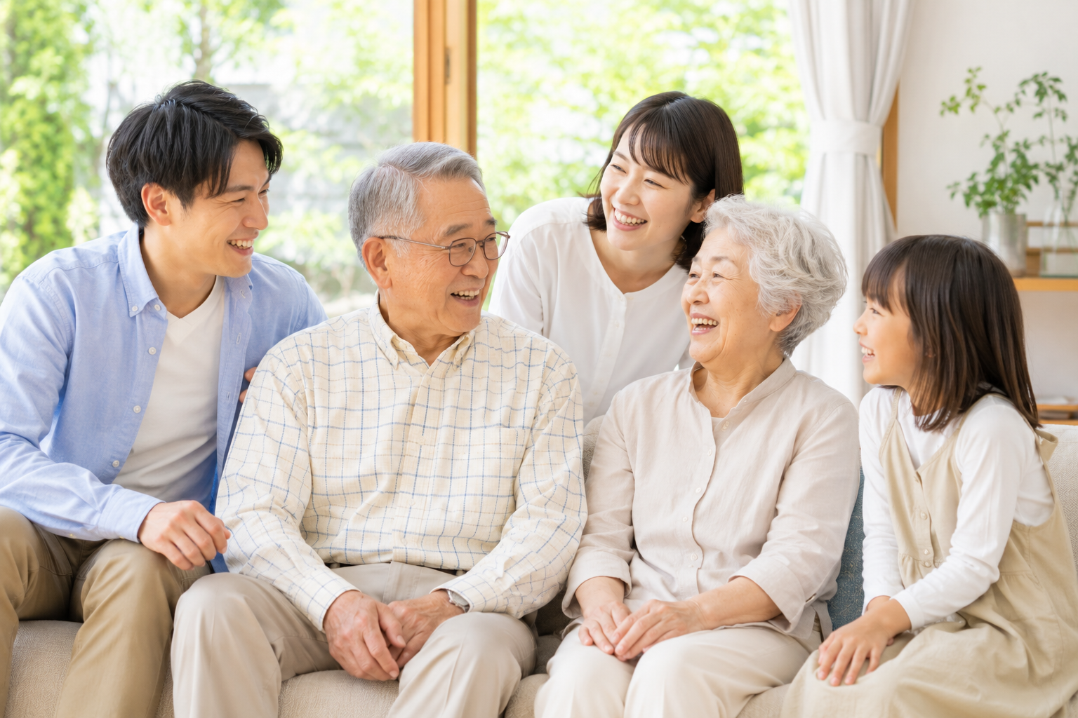 家族と会話を楽しみながら明るく過ごす高齢者