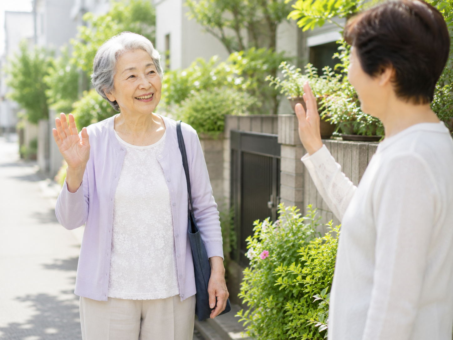 高齢者が家族や友人と会話を楽しみ明るく過ごしている様子