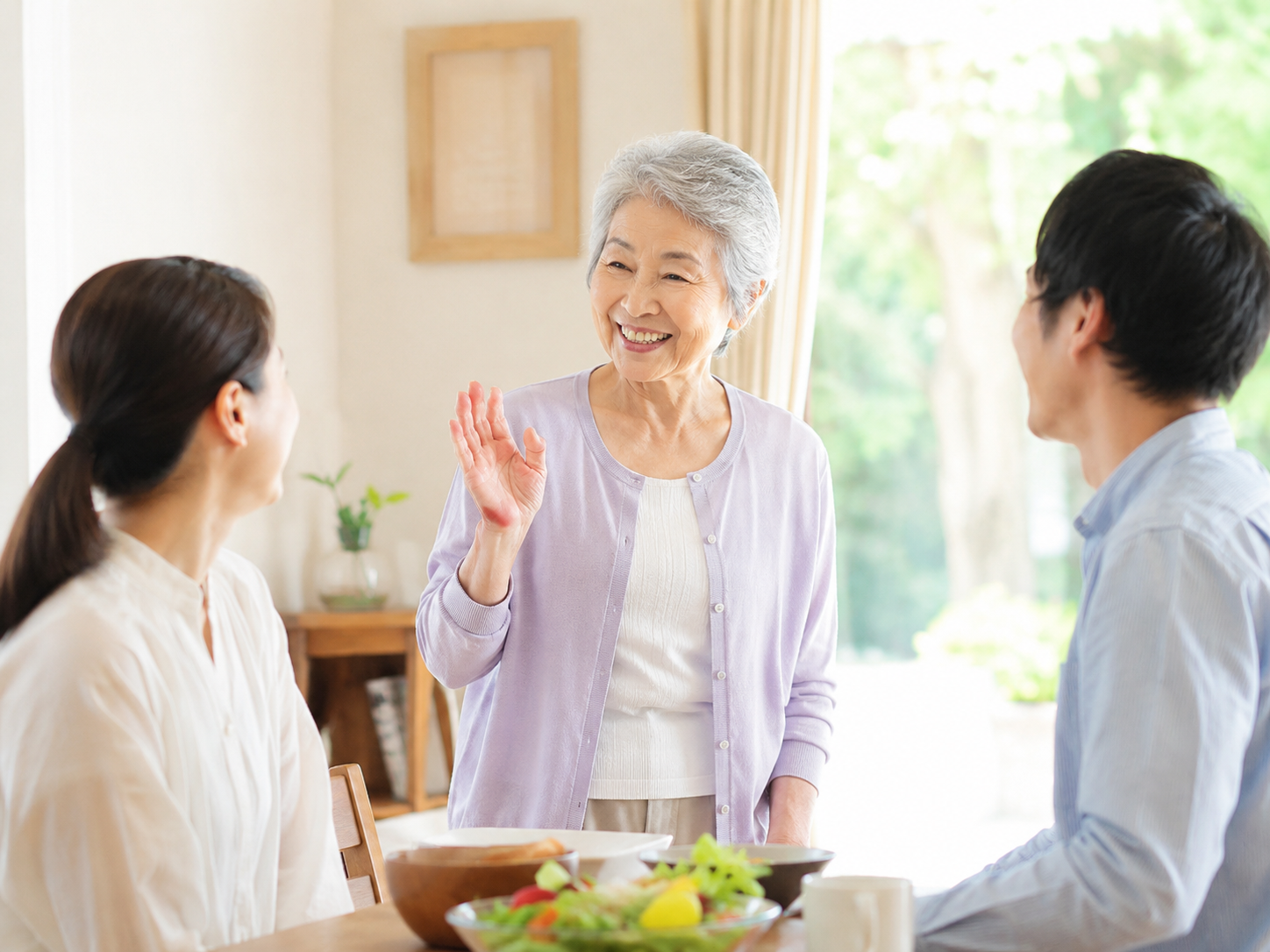 高齢者が朝に家族とあいさつをして明るく一日を始める様子