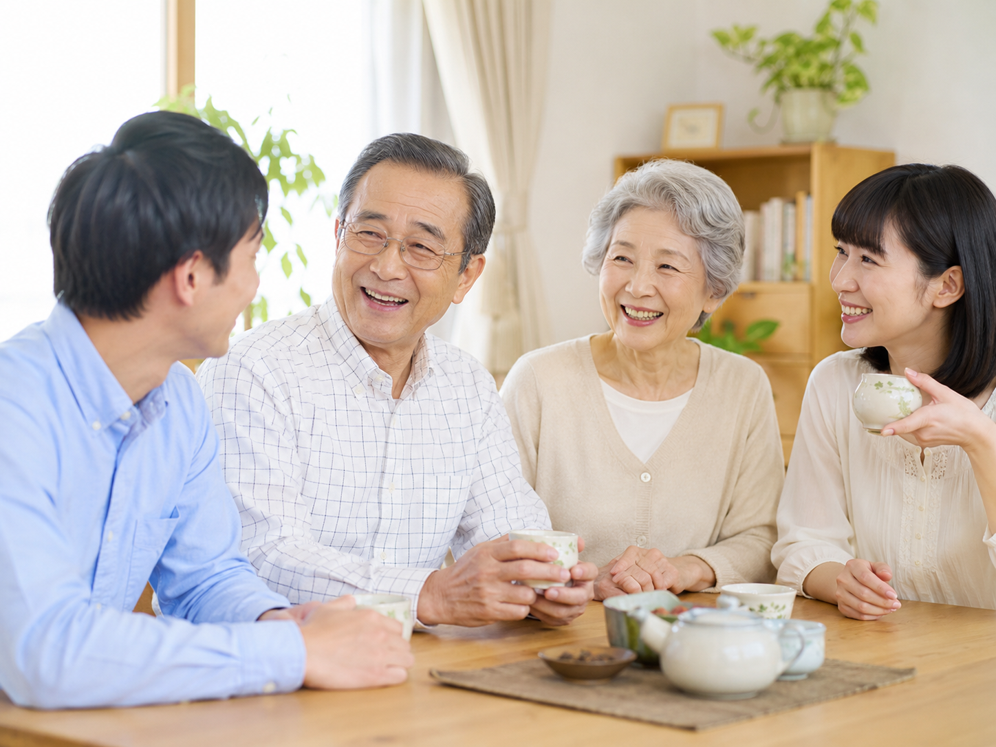 高齢者が家族に行きたい場所を話して楽しく会話している様子