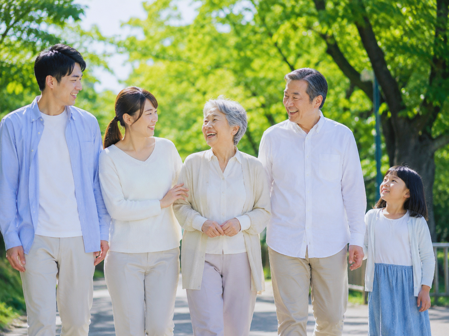 高齢者が家族と一緒に外出を楽しみ明るい未来を感じている様子