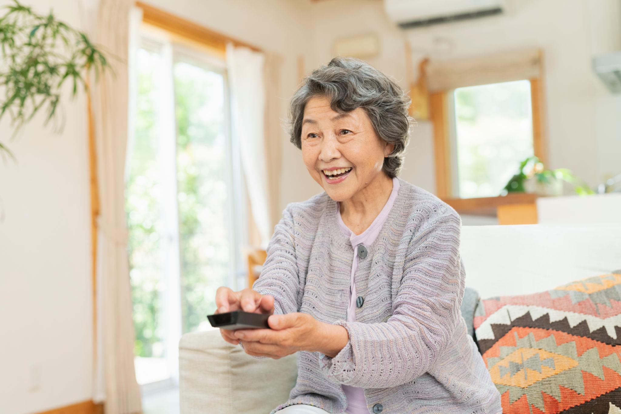 テレビを見ながら座って過ごす時間が増えた高齢女性